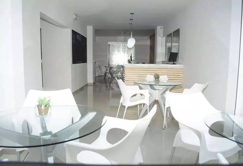 Hotelli Hostal Lleras Calle 8