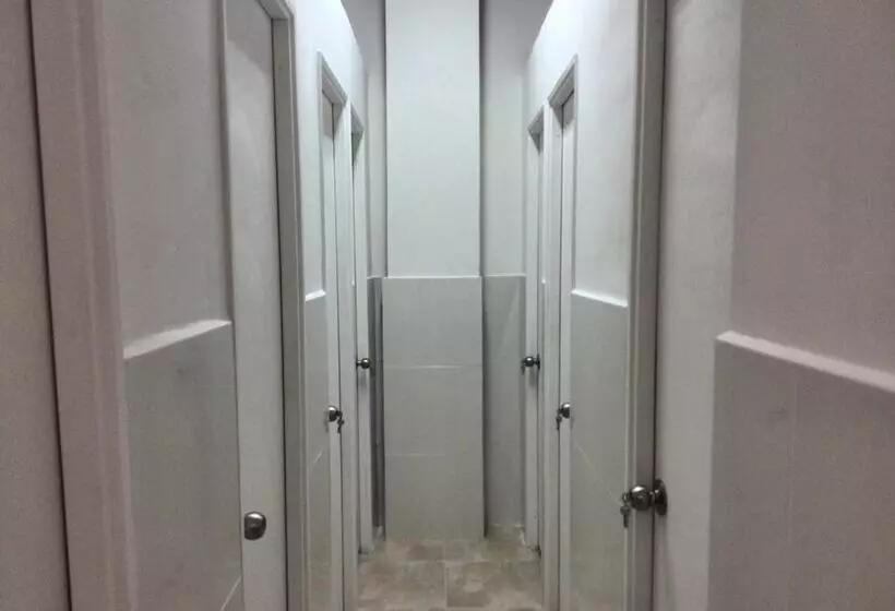 Hotelli Hostal Lleras Calle 8