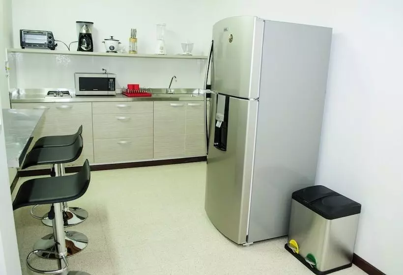 Hotelli Hostal Lleras Calle 8