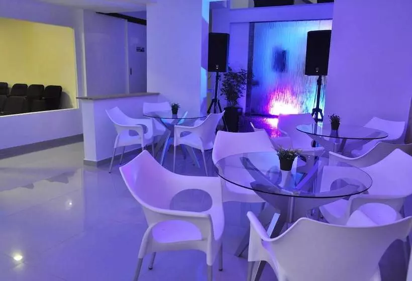Hotelli Hostal Lleras Calle 8