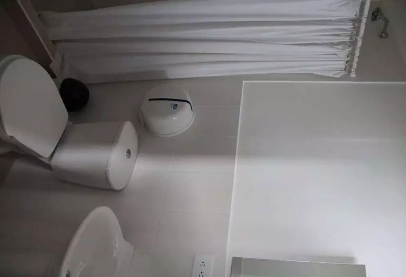 Hotelli Hostal Lleras Calle 8