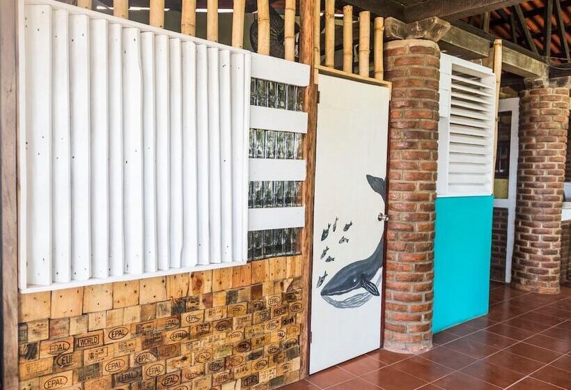 هتل Simple Backpackers Hostel