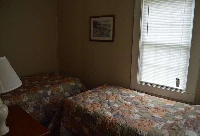 Kennebunk Gallery Motel And Cottages