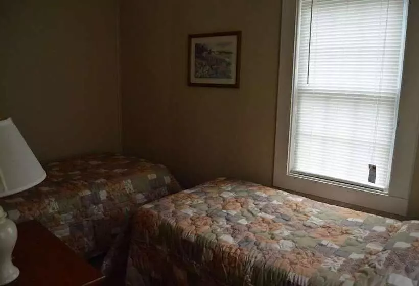 Kennebunk Gallery Motel And Cottages