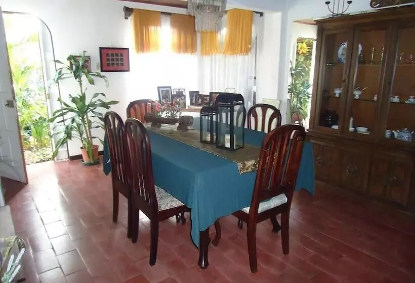 تختخواب و صبحانه Casa Familiar La Tortuga