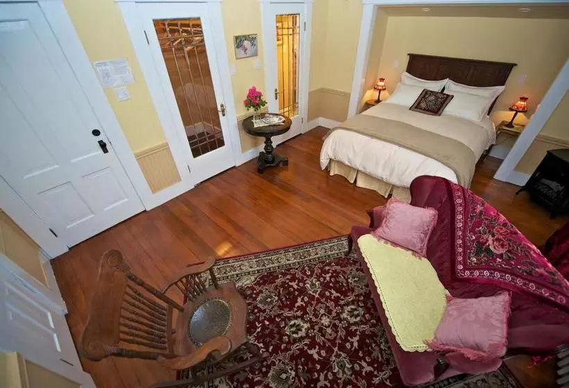 ホテル Clayburn Village Bed & Breakfast