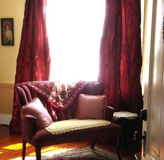 فندق Clayburn Village Bed & Breakfast