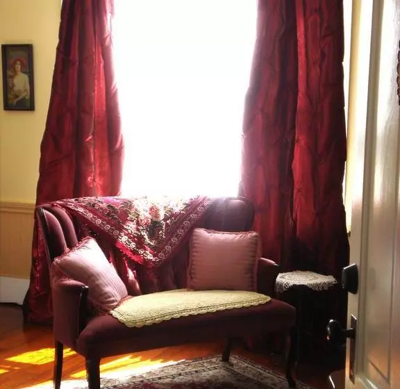 ホテル Clayburn Village Bed & Breakfast