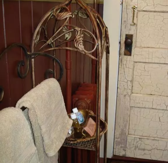 ホテル Clayburn Village Bed & Breakfast