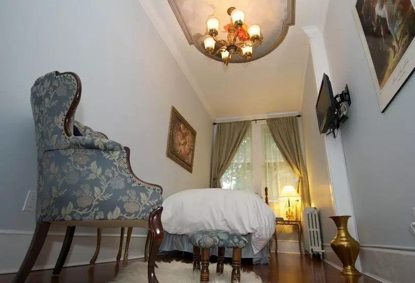 ホテル Clayburn Village Bed & Breakfast