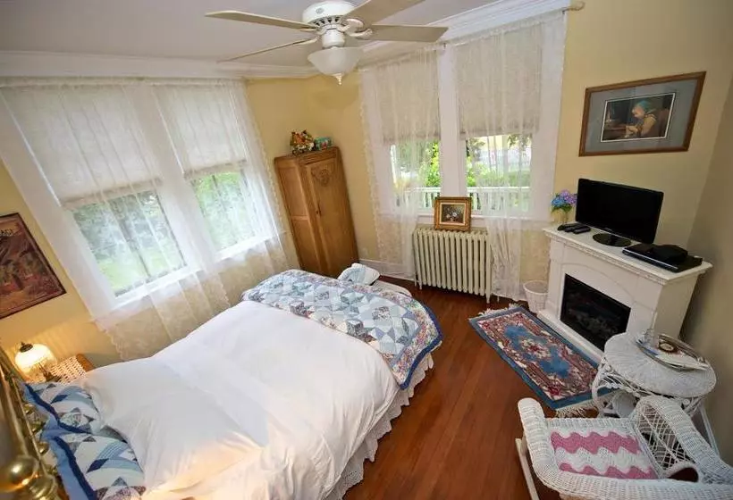 ホテル Clayburn Village Bed & Breakfast