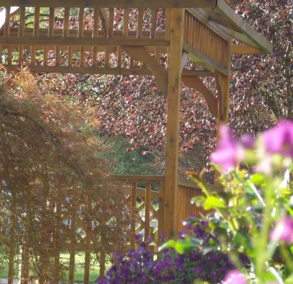 ホテル Clayburn Village Bed & Breakfast