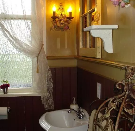 ホテル Clayburn Village Bed & Breakfast