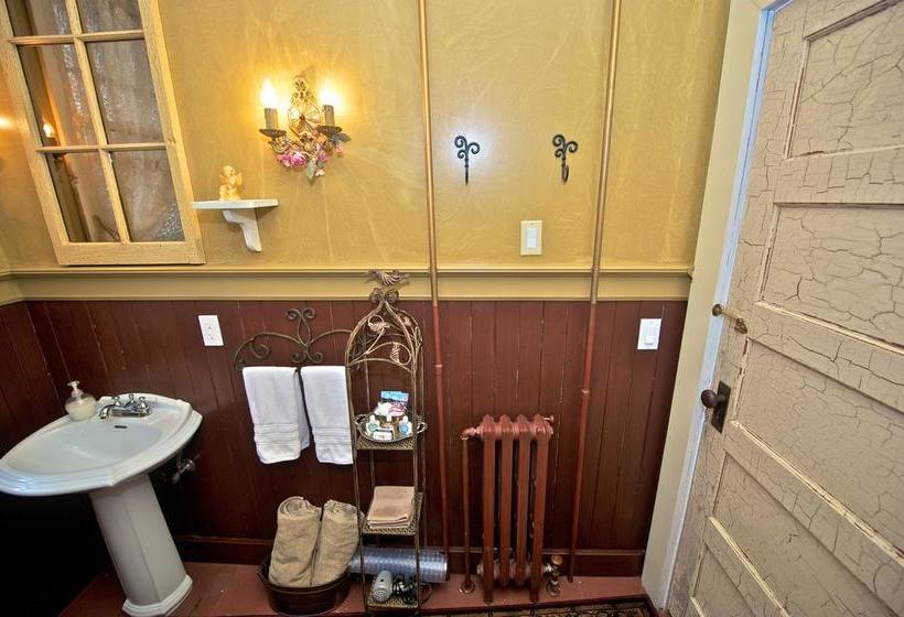 فندق Clayburn Village Bed & Breakfast