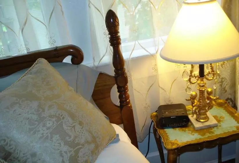 ホテル Clayburn Village Bed & Breakfast