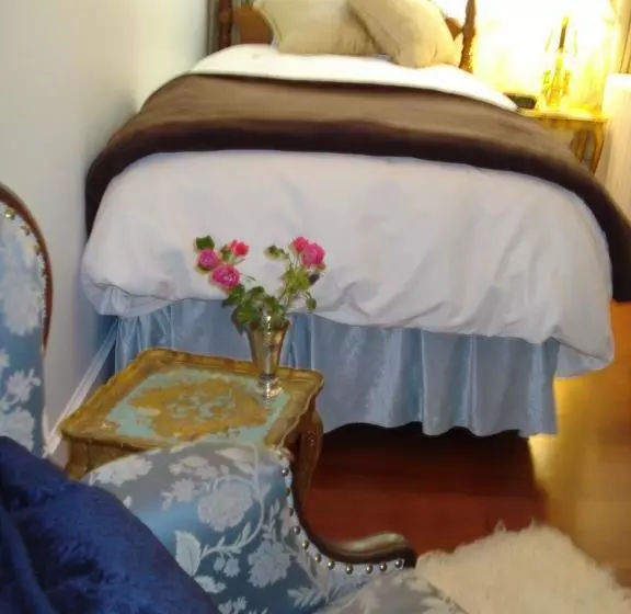 ホテル Clayburn Village Bed & Breakfast
