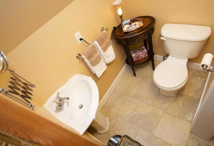 ホテル Clayburn Village Bed & Breakfast