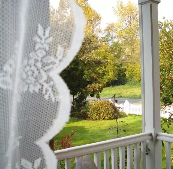ホテル Clayburn Village Bed & Breakfast