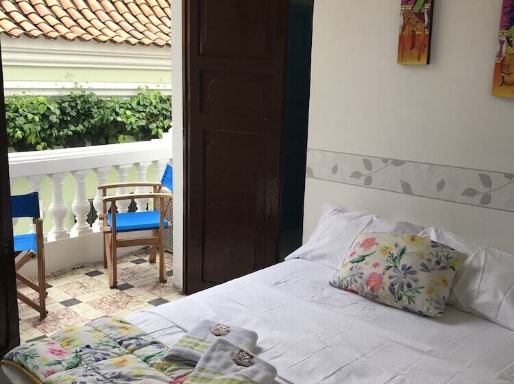 ユースホステル Hostal 1811