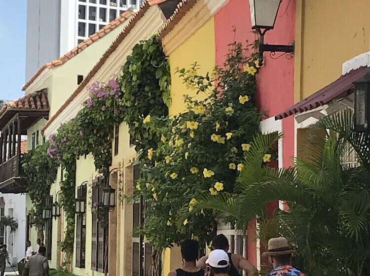 ユースホステル Hostal 1811