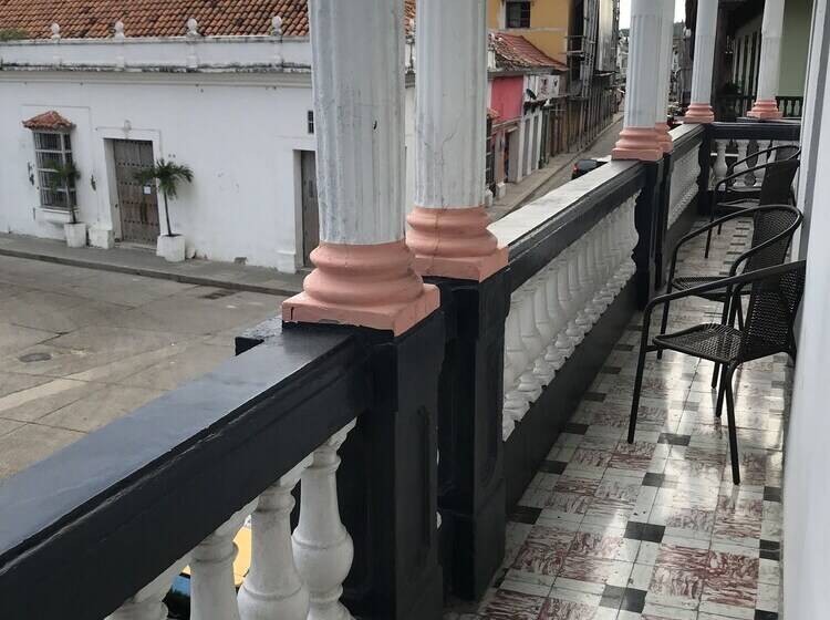 ユースホステル Hostal 1811