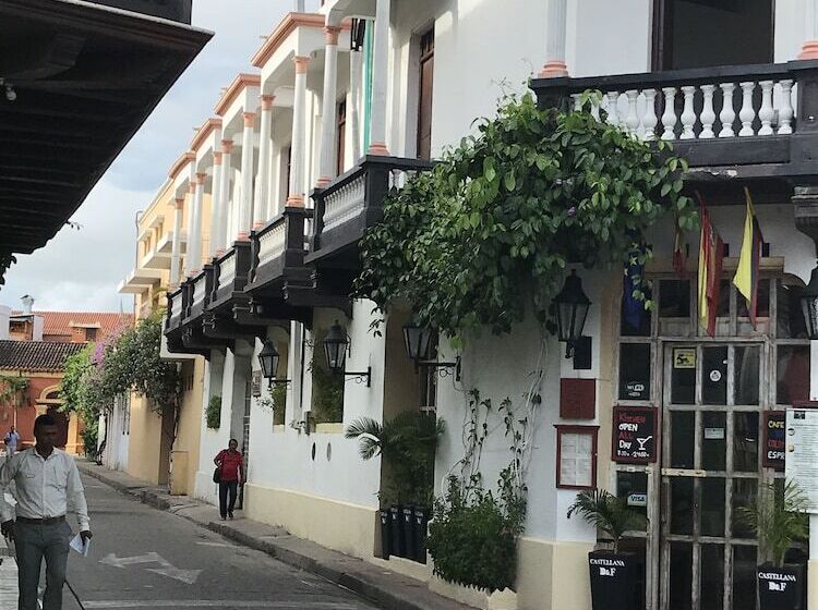 ユースホステル Hostal 1811