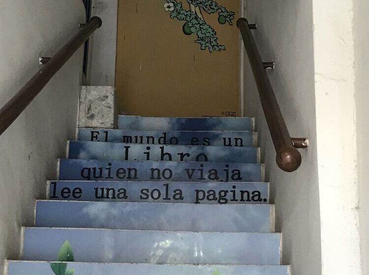 ユースホステル Hostal 1811