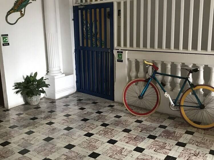 ユースホステル Hostal 1811