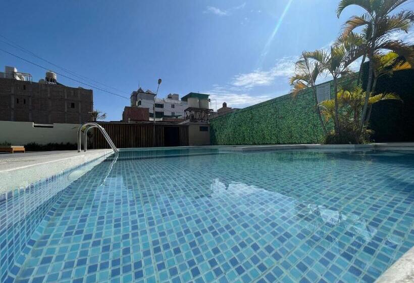 Отель Holiday Suites