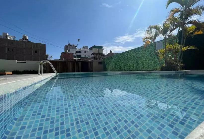 هتل Holiday Suites