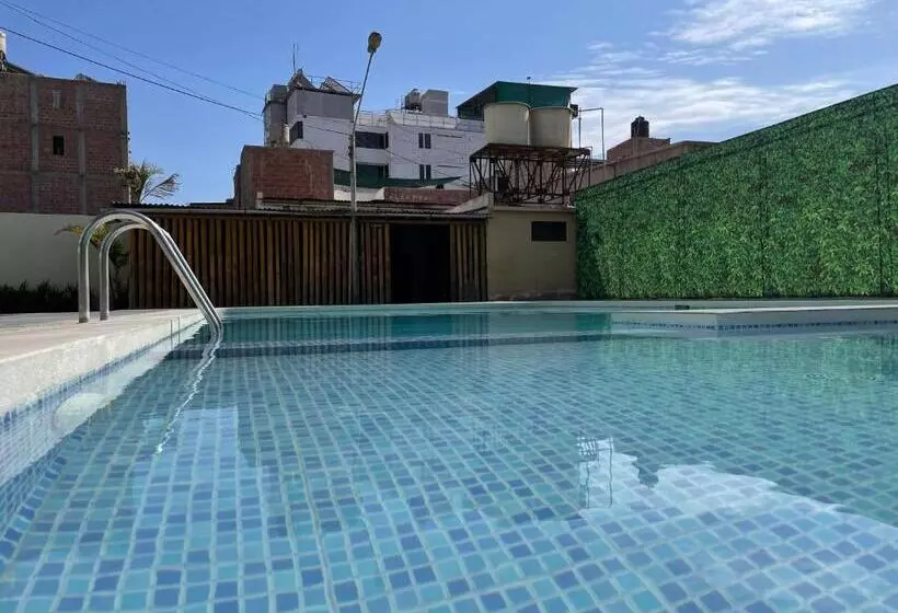 هتل Holiday Suites