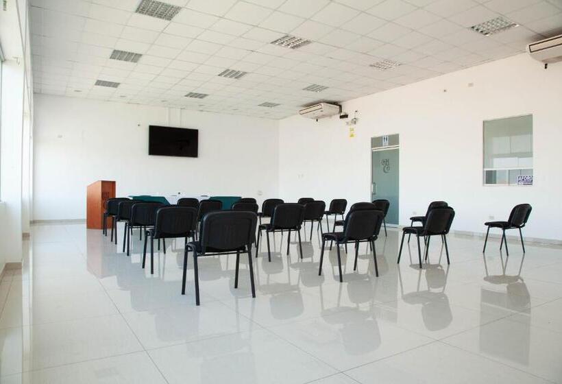 Отель Holiday Suites