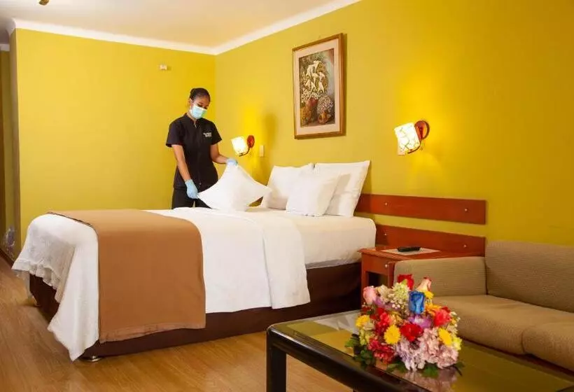 هتل Holiday Suites