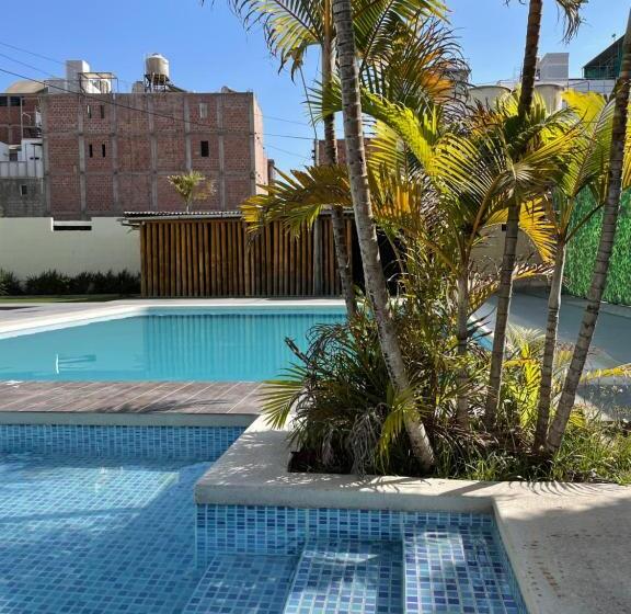 Отель Holiday Suites