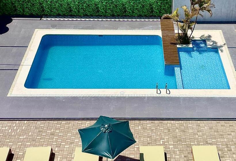 호텔 Holiday Suites