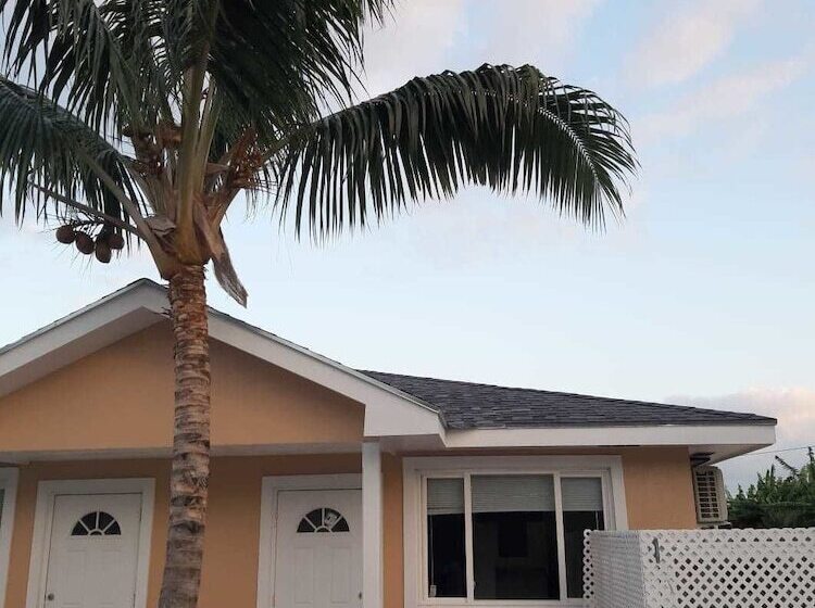 هتل Sandelwood Studios