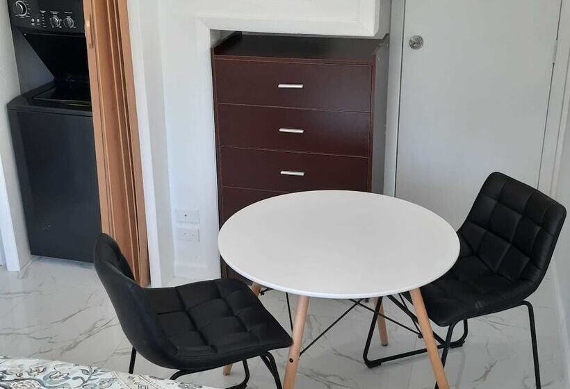 هتل Sandelwood Studios