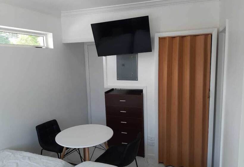 هتل Sandelwood Studios