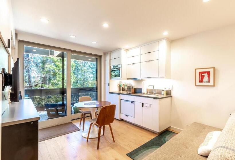 Modern Hotel Style Studio   Timber Creek Lodge #210 Hotel Room