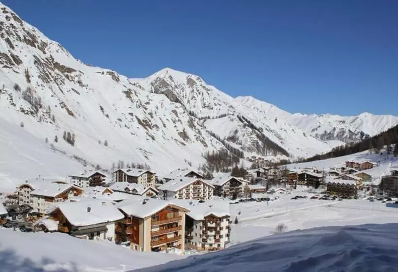 ホテル Des Alpes