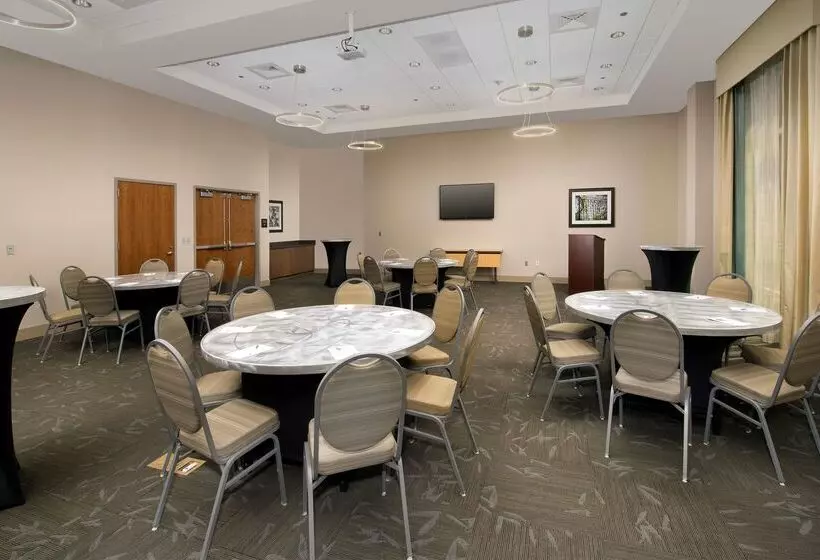 هتل Hampton Inn By Hilton Wilmington Downtown