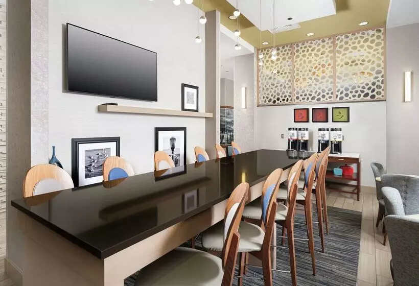هتل Hampton Inn By Hilton Wilmington Downtown