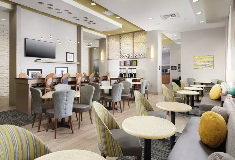 هتل Hampton Inn By Hilton Wilmington Downtown