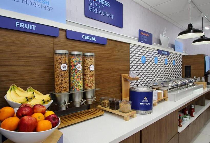 Отель Holiday Inn Express & Suites Columbus North By Ihg