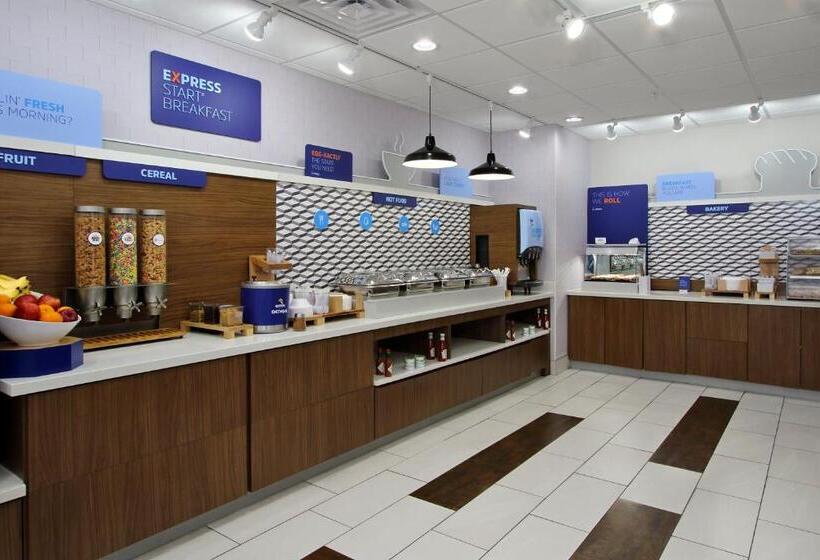Отель Holiday Inn Express & Suites Columbus North By Ihg