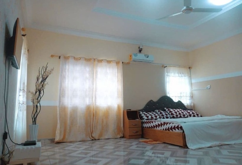 פנסיון Accra Royal