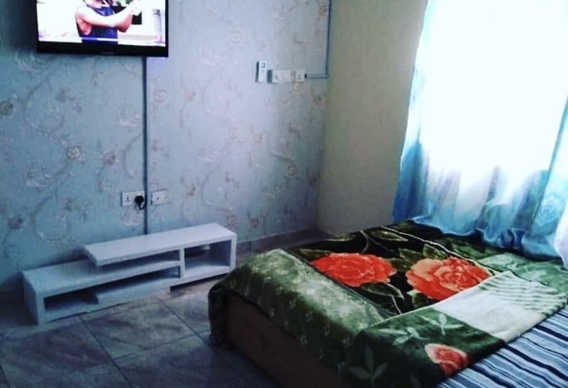 פנסיון Accra Royal