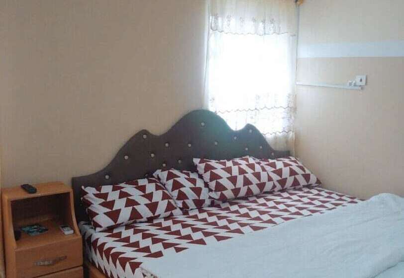 פנסיון Accra Royal