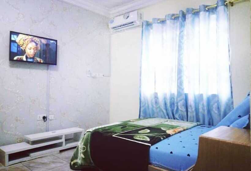 פנסיון Accra Royal