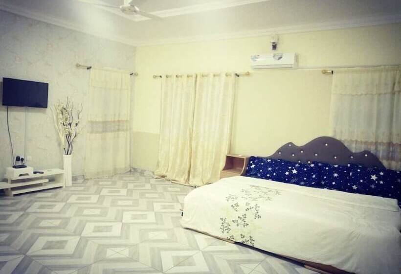 פנסיון Accra Royal